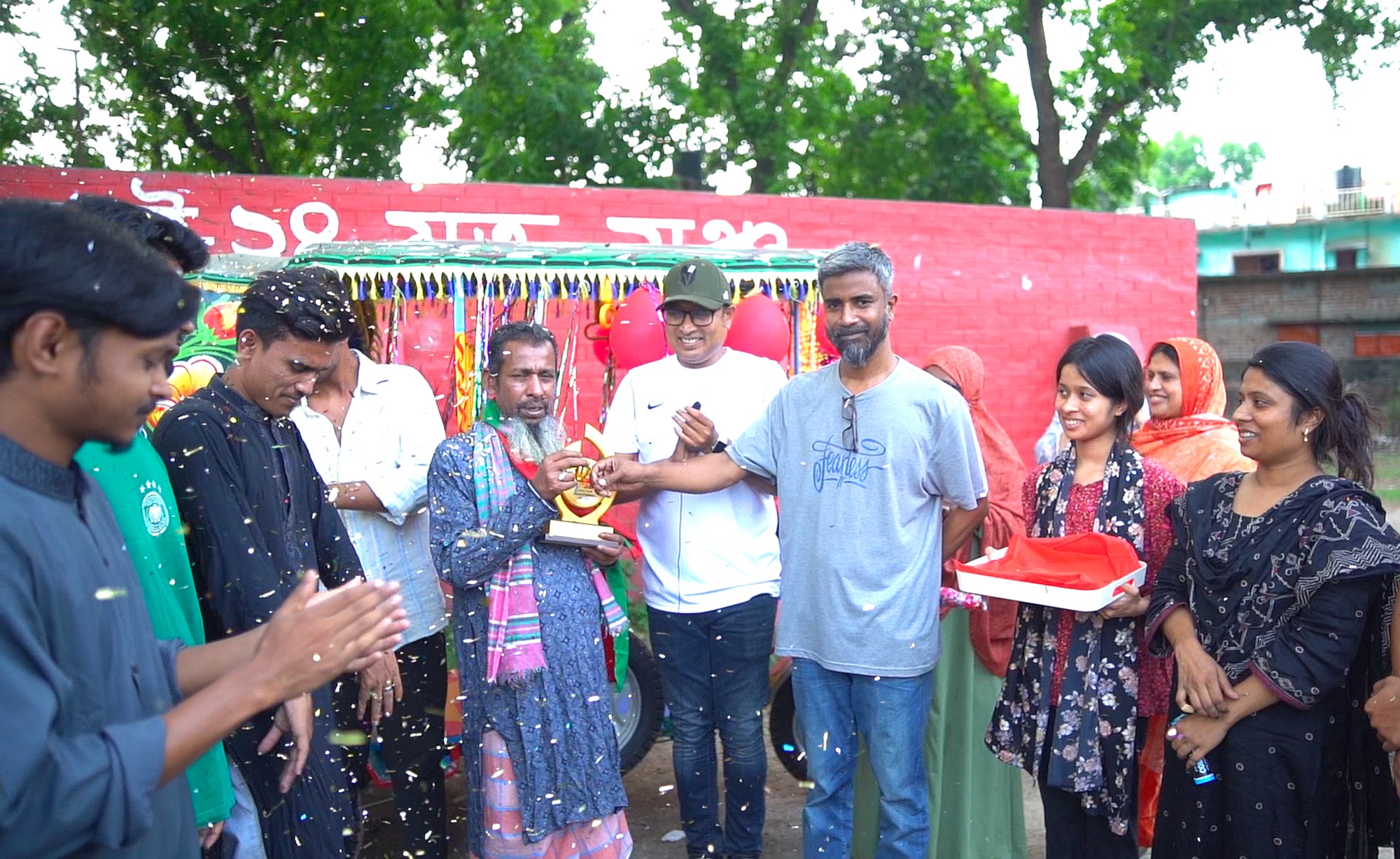 বৈষম্যবিরোধী আন্দোলনে ভূমিকা রাখা দুখু মিয়ার দু:খ ঘুচাবে নতুন অটোরিকশা